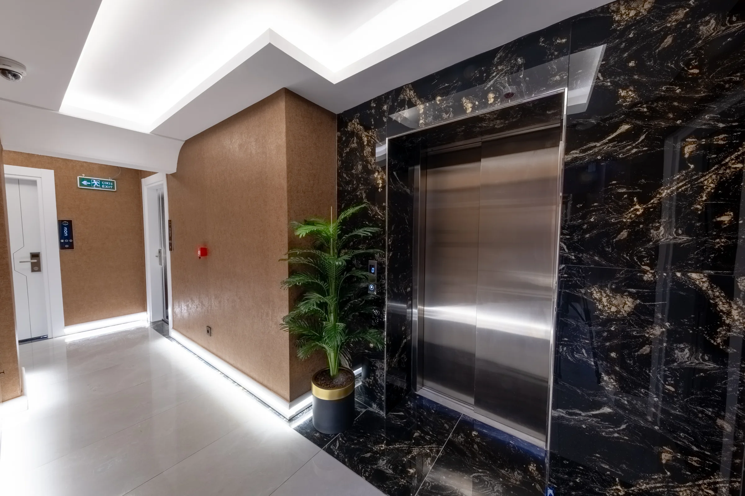 Otel ara holü ve asansör alanı