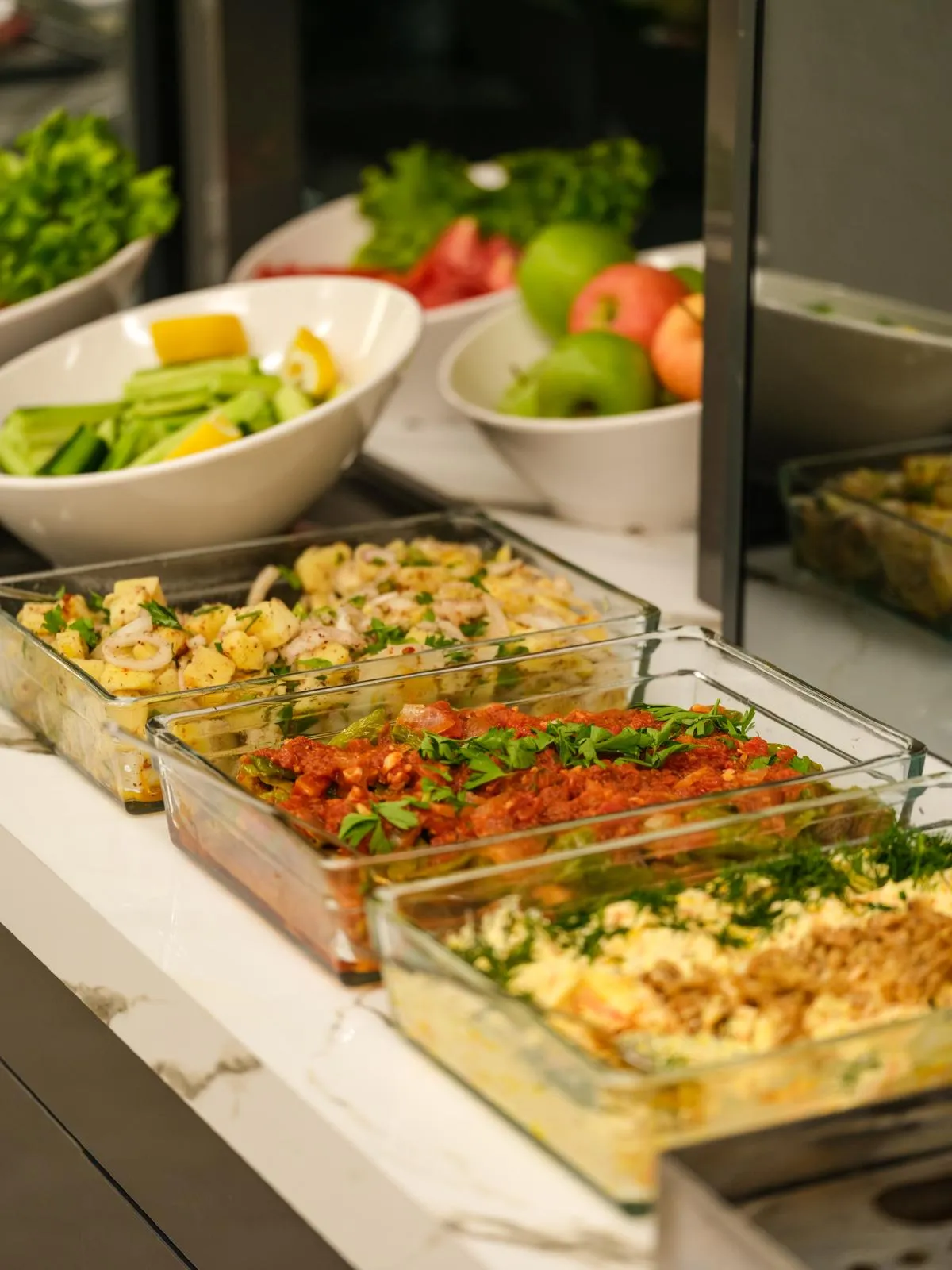 Cam kaselerde hazırlanmış patates salatası, ezme ve yumurta salatası