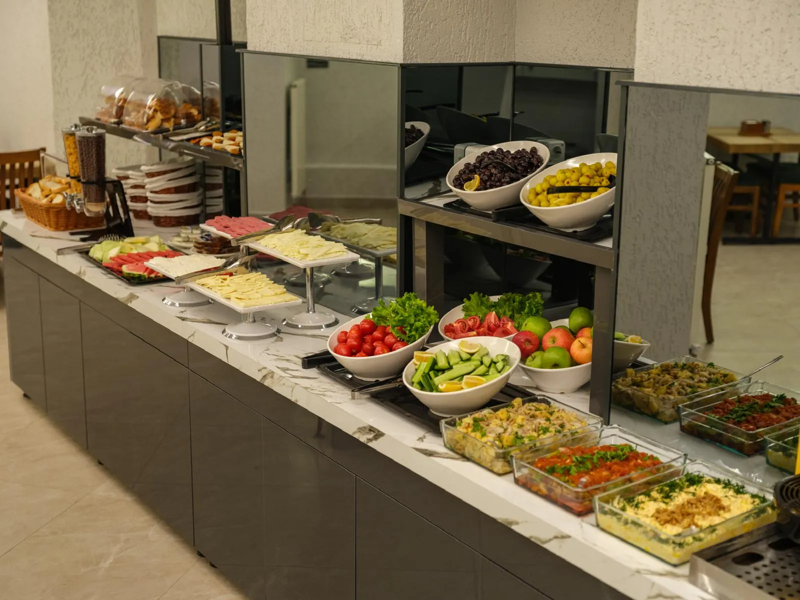 Bursa Konak Hotel'in ücretsiz açık büfe kahvaltı tezgâhı ve kahvaltı salonu