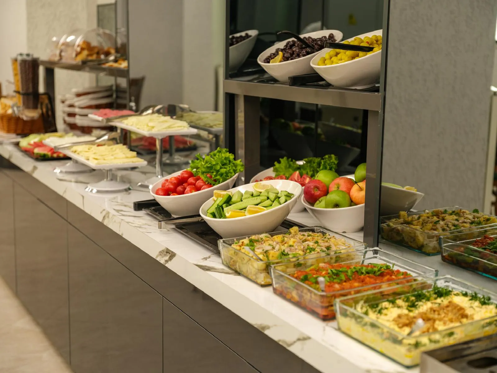 Bursa Konak Hotel'in ücretsiz açık büfe kahvaltısında peynir, zeytin, salata ve meyve çeşitleri
