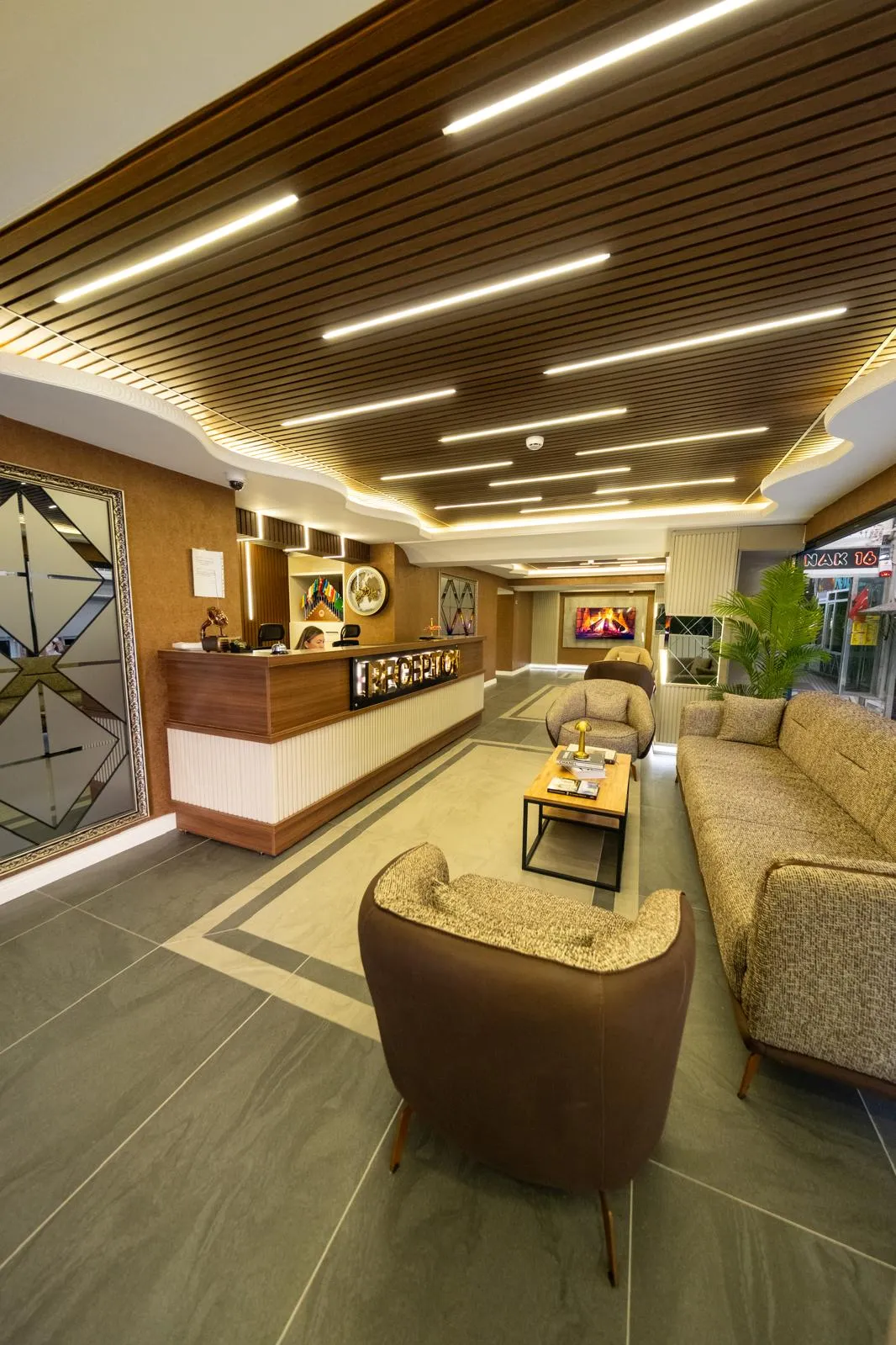 Bursa Konak Hotel giriş katındaki resepsiyon ve lobi alanı, Osmangazi Bursa