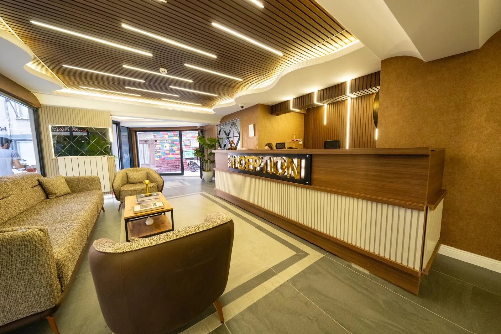 Bursa Konak Hotel resepsiyon bankosu ve 7/24 karşılama alanı