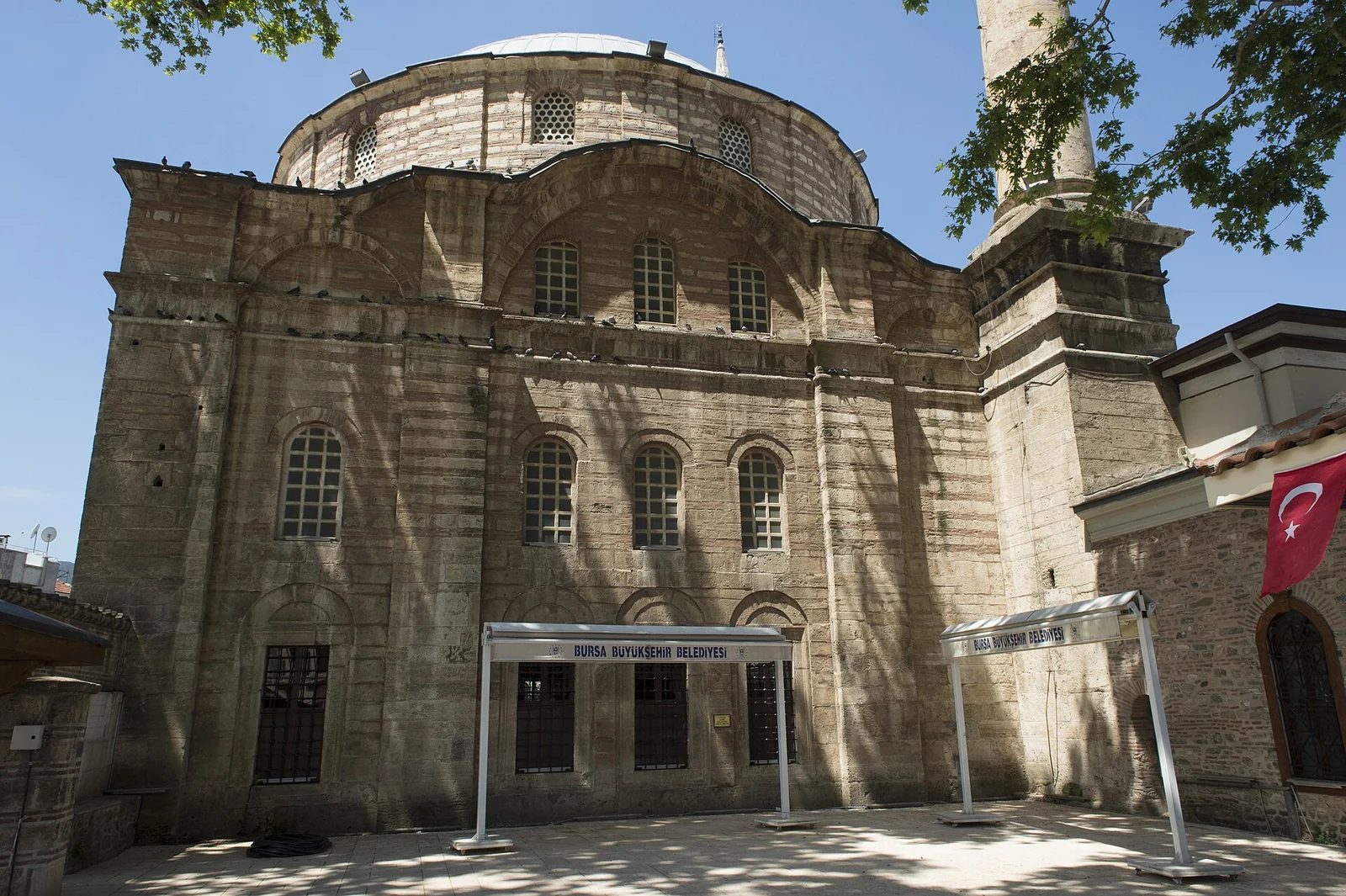 Emir Sultan Camii'nin doğu cephesi