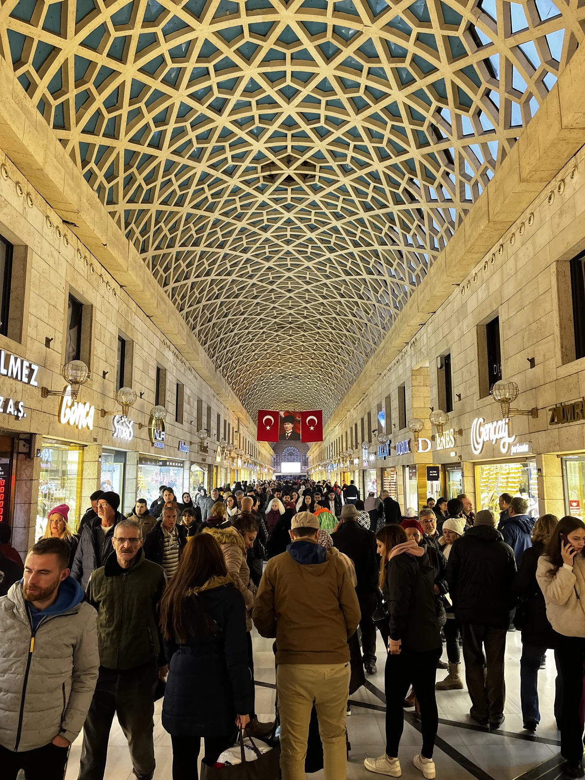 Bursa Kapalı Çarşı'nın içinden görünüm