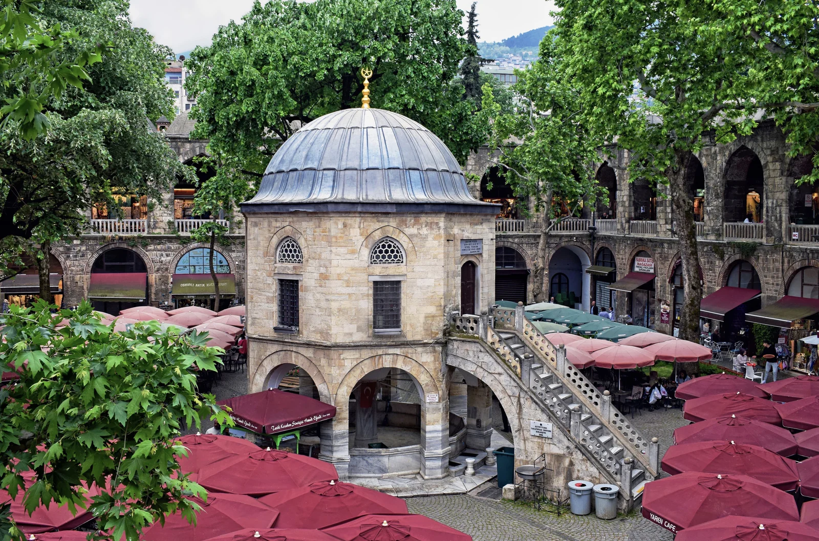 Koza Han'ın Bursa tarihi merkezindeki avlusu ve revakları