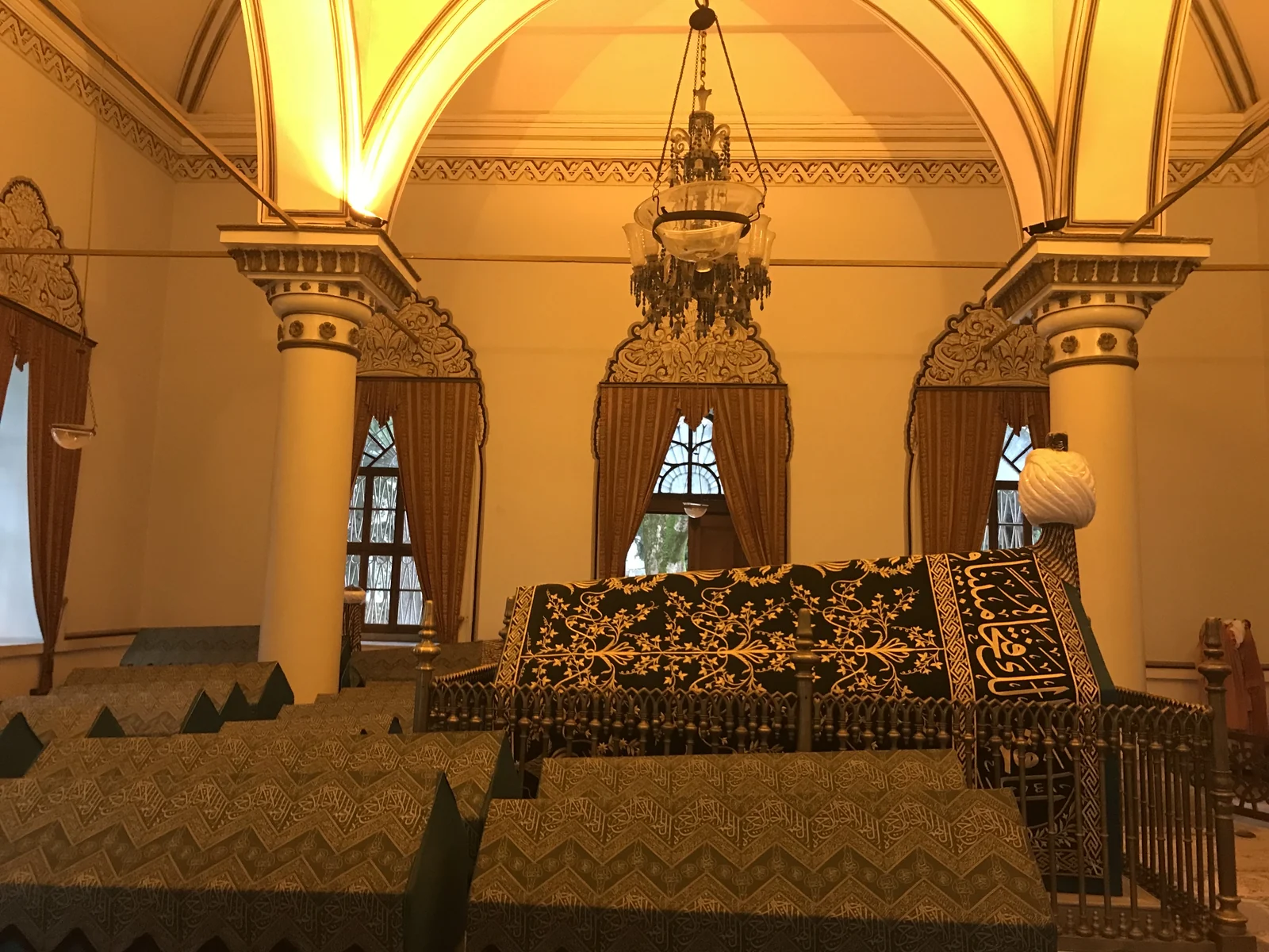 Tophane'deki Orhan Gazi Türbesi'nin dış görünümü