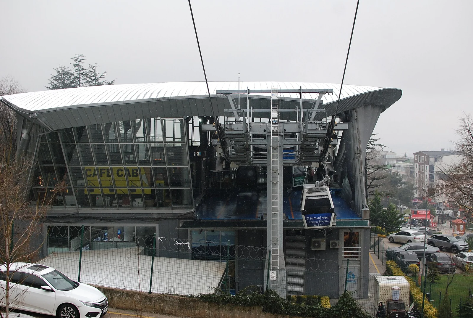 Teferrüç istasyonuna yaklaşan Uludağ Teleferik kabinleri