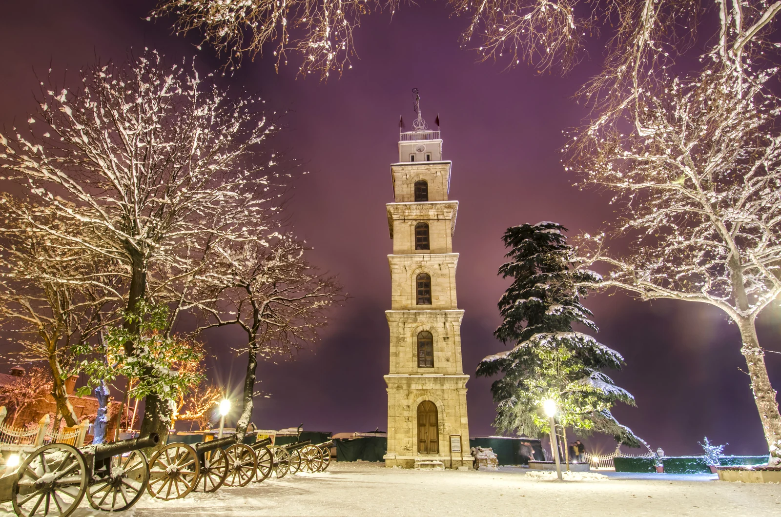 Tophane Saat Kulesi'nin Bursa manzarasındaki görünümü